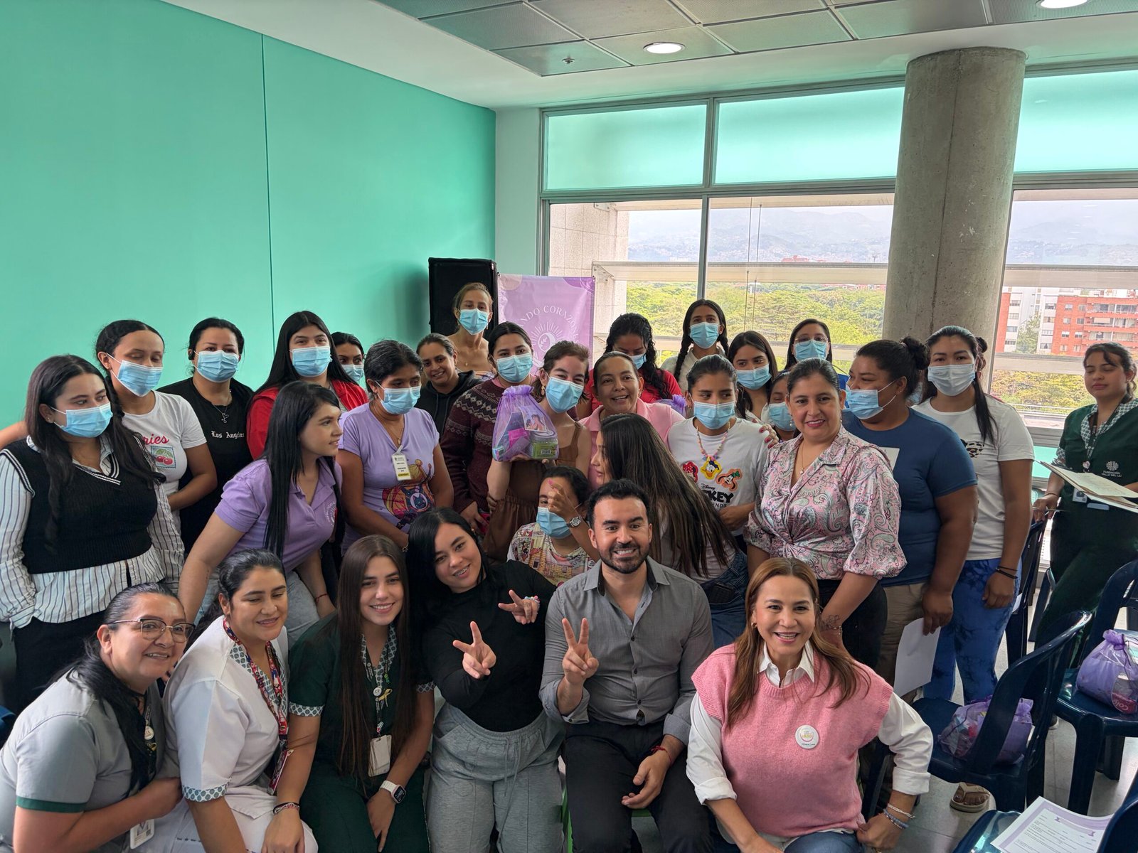 Voluntarios de la fundación acompañando a niños en un hospital